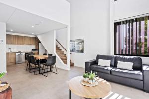 una sala de estar con un sofá y una mesa en The Aubrey Boutique Apartments - Hosted by Coastal Letting Co., en Gold Coast