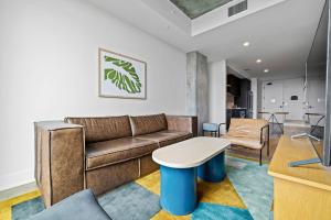 Χώρος καθιστικού στο Modern 1BR Condo on Rainey St - Pool & Views