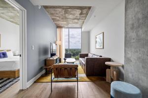 Χώρος καθιστικού στο Modern 1BR Condo on Rainey St - Pool & Views +23 φωτογραφίες