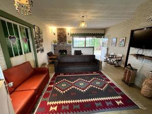 a living room with a couch and a rug at Recanto do Coração in Itaúna