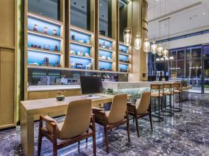 un restaurante con una fila de mesas y sillas en Mehood Lestie, Nanning Jiangnan Jinyang Road, en Nanning