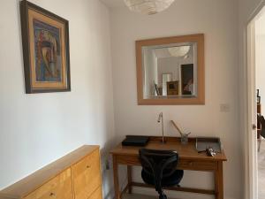 a desk in a room with a mirror at 2 Bed Apartment Close To Open Countryside in Kidlington +3 photos