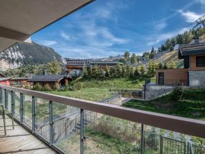 una vista dal balcone di una casa di Appartement chaleureux 4 pers, Courchevel Centre, à 2 pas des pistes, parking, SPA inclus - FR-1-631-204 a Courchevel