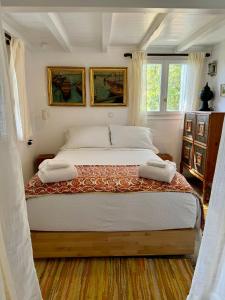 Ένα ή περισσότερα κρεβάτια σε δωμάτιο στο Olive Mill Cottage