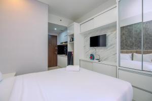 Ένα ή περισσότερα κρεβάτια σε δωμάτιο στο Best Deal and Comfortable Studio at Transpark Cibubur Apartment near Mall By Travelio +7 φωτογραφίες