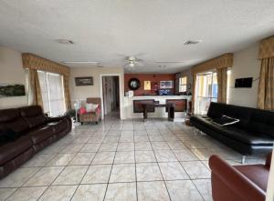 un grand salon avec des canapés et une table dans l'établissement Great Western Inn & Suites, à Euless