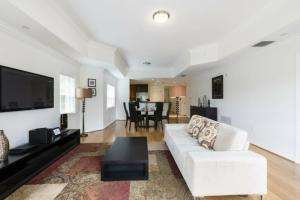 Μια τηλεόραση ή/και κέντρο ψυχαγωγίας στο Modern 2 Suites Vacation Apartment RE7659-304