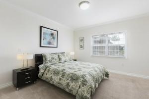 Ένα ή περισσότερα κρεβάτια σε δωμάτιο στο Modern 2 Suites Vacation Apartment RE7659-304