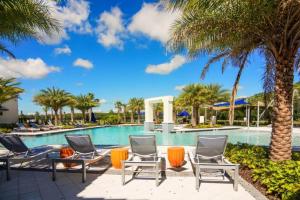 Bazén v ubytování Sunshine Getaway: Stylish Home in Orlando nebo v jeho okolí