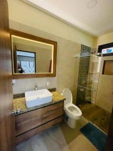 un bagno con lavandino, WC e specchio di finca mi refugio a La Tebaida