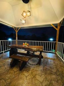 un tavolo in legno su un balcone con tavolo di finca mi refugio a La Tebaida