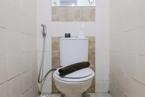 Bilik mandi di Homey 1BR Apartment at The Edge Bandung By Travelio +6 gambar