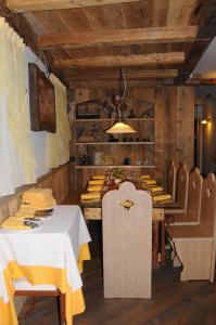 Reštaurácia alebo iné gastronomické zariadenie v ubytovaní Hotel Il Maniero