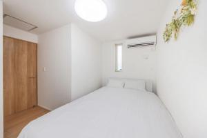 Una cama o camas en una habitación de 東京新築85平米駅徒歩6分最大8名無料駐車場東京上野秋葉原駅直通