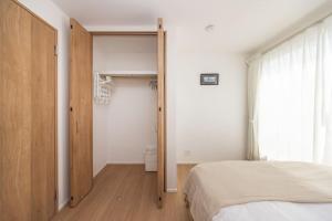 Una cama o camas en una habitación de 東京新築85平米駅徒歩6分最大8名無料駐車場東京上野秋葉原駅直通