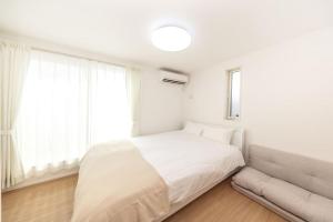 Una cama o camas en una habitación de 東京新築85平米駅徒歩6分最大8名無料駐車場東京上野秋葉原駅直通