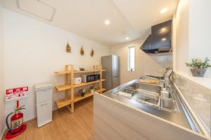 Una cocina o kitchenette en 東京新築85平米駅徒歩6分最大8名無料駐車場東京上野秋葉原駅直通