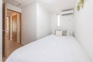 Una cama o camas en una habitación de 東京新築85平米駅徒歩6分最大8名無料駐車場東京上野秋葉原駅直通