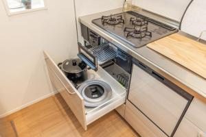 Una cocina o kitchenette en 東京新築85平米駅徒歩6分最大8名無料駐車場東京上野秋葉原駅直通