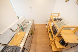 Una cocina o kitchenette en 東京新築85平米駅徒歩6分最大8名無料駐車場東京上野秋葉原駅直通