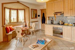 a kitchen with a table and chairs in a room at Art Apartments Casa Lapis in Livigno