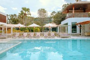 Der Swimmingpool an oder in der Nähe von Luxtalay Khanom Hotel