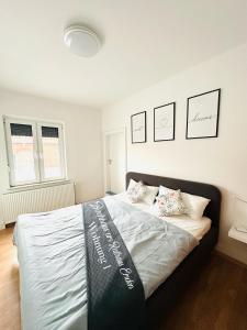 Postel nebo postele na pokoji v ubytování Bachhaus am Rathaus 1