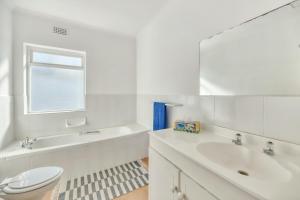 アーニストンにあるSeacliff In Arnistonのトイレと洗面台を備えた白いバスルーム +65枚の写真