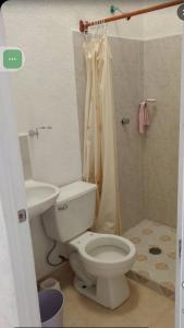 une salle de bain avec des toilettes blanches et un lavabo dans l'établissement Casa Victor Manuel, à La Sabana