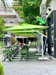 GroveO6 10 minutes from the Beach餐厅或其他用餐的地方