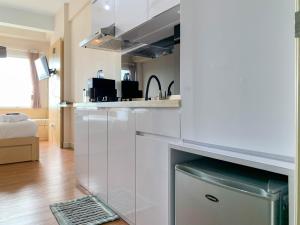 Η κουζίνα ή μικρή κουζίνα στο Relaxing Studio at Patraland Urbano Apartment By Travelio +8 φωτογραφίες