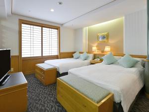 Postel nebo postele na pokoji v ubytování Rihga Hotel Zest Takamatsu