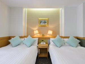 Postel nebo postele na pokoji v ubytování Rihga Hotel Zest Takamatsu