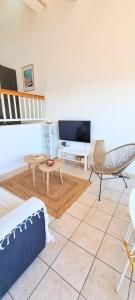 TV a/nebo společenská místnost v ubytování Villa vue mer incroyable ! Face aux calanques