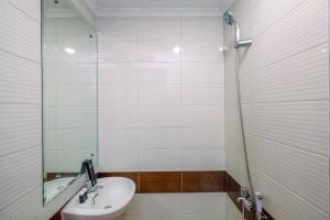 Ένα μπάνιο στο Comfy Studio Apartment at Margonda Residence 3 By Travelio +5 φωτογραφίες