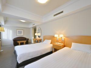 Postel nebo postele na pokoji v ubytování Rihga Hotel Zest Takamatsu