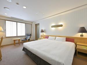 Postel nebo postele na pokoji v ubytování Rihga Hotel Zest Takamatsu