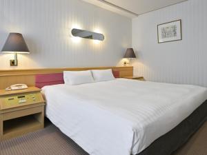 Postel nebo postele na pokoji v ubytování Rihga Hotel Zest Takamatsu