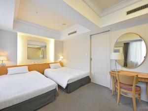 Postel nebo postele na pokoji v ubytování Rihga Hotel Zest Takamatsu