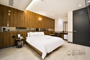 Kuchyň nebo kuchyňský kout v ubytování Brown Dot Hotel Guun