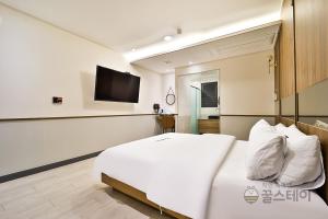 Postel nebo postele na pokoji v ubytování Brown Dot Hotel Guun