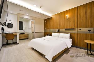Kuchyň nebo kuchyňský kout v ubytování Brown Dot Hotel Guun