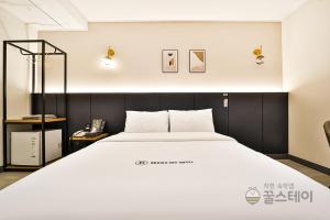 Postel nebo postele na pokoji v ubytování Brown Dot Hotel Guun