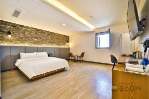 Postel nebo postele na pokoji v ubytování Brown Dot Hotel Guun