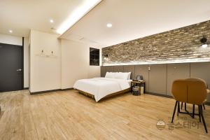 Postel nebo postele na pokoji v ubytování Brown Dot Hotel Guun