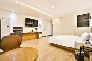 Kuchyň nebo kuchyňský kout v ubytování Brown Dot Hotel Guun