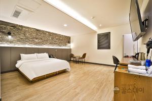 Postel nebo postele na pokoji v ubytování Brown Dot Hotel Guun