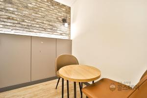 Posezení v ubytování Brown Dot Hotel Guun