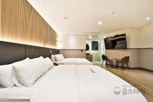 Postel nebo postele na pokoji v ubytování Brown Dot Hotel Guun