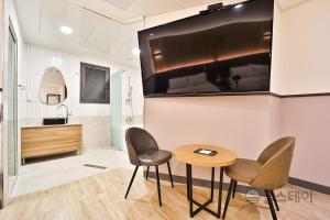 TV a/nebo společenská místnost v ubytování Brown Dot Hotel Guun